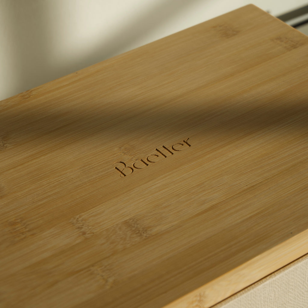 Geschlossener Deckel der Dose aus Bambusholz mit Gravur