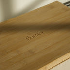 Geschlossener Deckel der Dose aus Bambusholz mit Gravur