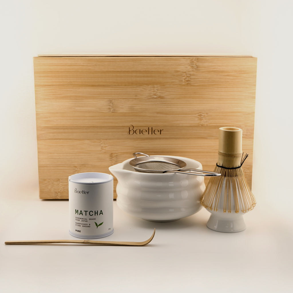 Ganzes Matcha Set mit allen Komponenten vor weißem Hintergrund